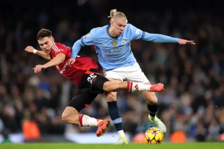 Manchester United stuns Man City with last-minute 2-1 win to take Manchester Derby