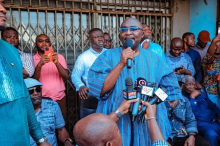 Bawumia makes hefty donations to Kantamanto market fire victims