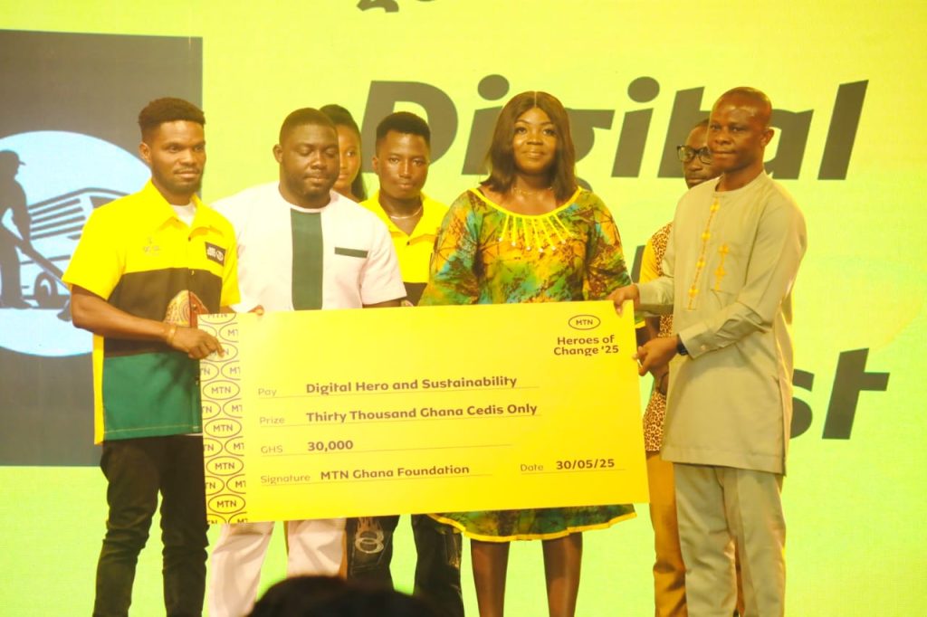 Heneba Kwadwo Sarfo (left) of Buz Stop Boys receives the Digital Hero of the Year award