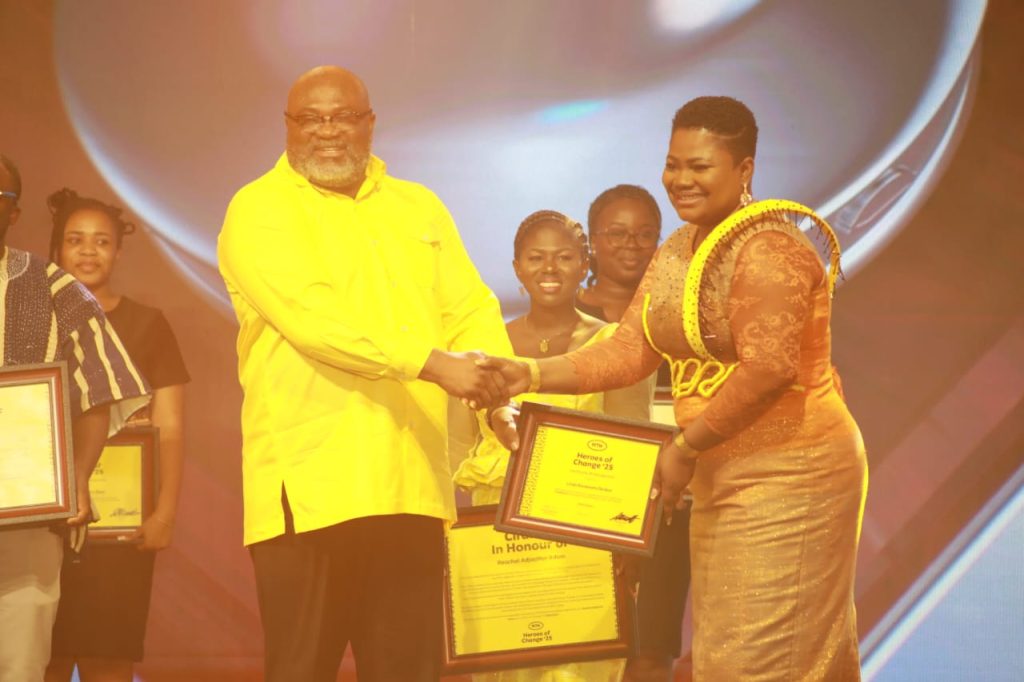 William Tetteh, Chief Transformation Officer of MTN Ghana, presents a certificate to Linda Donkor of the Auntie Linda Foundation