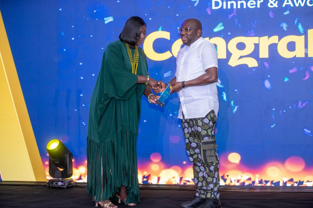 Sylvia Owusu Ankomah, CEO EMI Chamber presenting the Technology Partner of the Year Award to Comviva