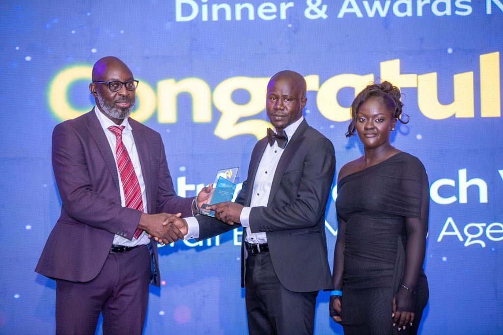 Guido Sopiimeh, General Manager of Commercial Planning and Analytics Pricing & Insights at MTN Ghana presenting an award to Jumo